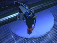 Prévention des bourrages de graveur laser grâce à des ajustements intelligents de la ceinture et des rails